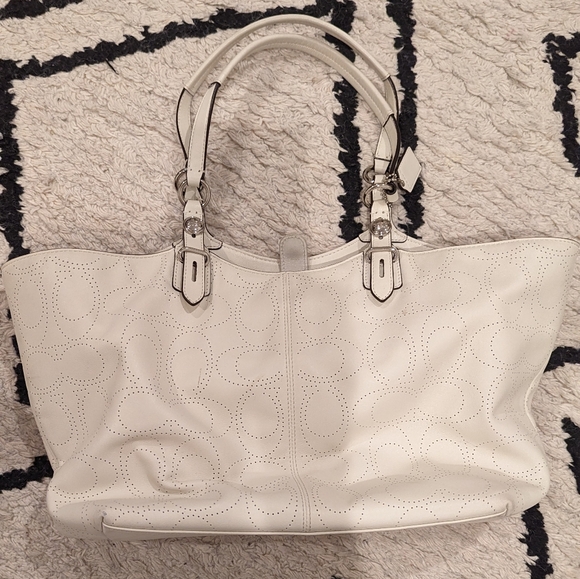 👜 NWOT COACH: № A1182-F16598 PERFORATED LEATHER CARRY ALL OFF- WHITE - Picture 1 of 5